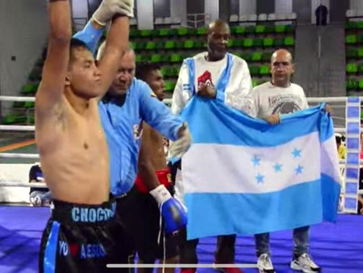 El boxeador hondureño fue acompañado por su equipo de trabajo.