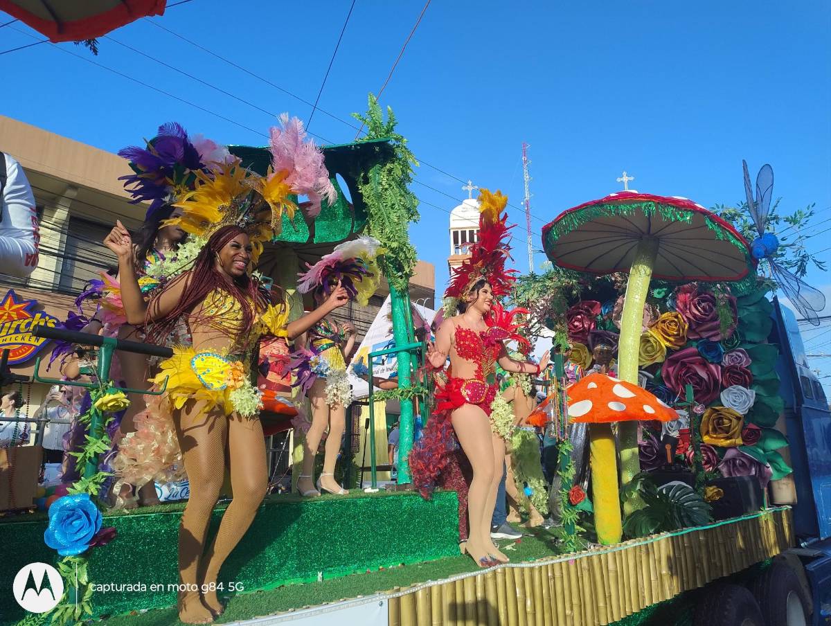 Ceibeños vibran con su desfile de carrozas y Gran Carnaval