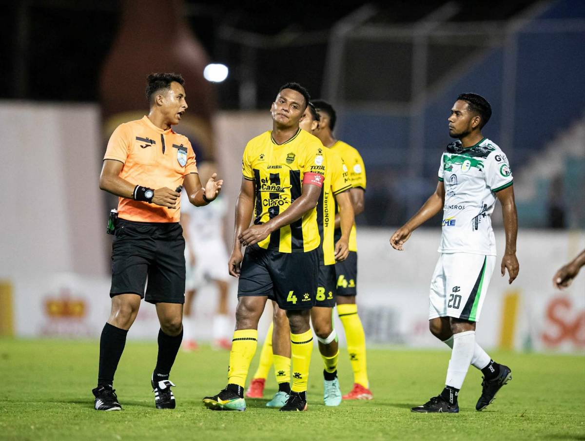 Hermosas chicas, pesadilla del Real España, héroe y caballo en pleno partido