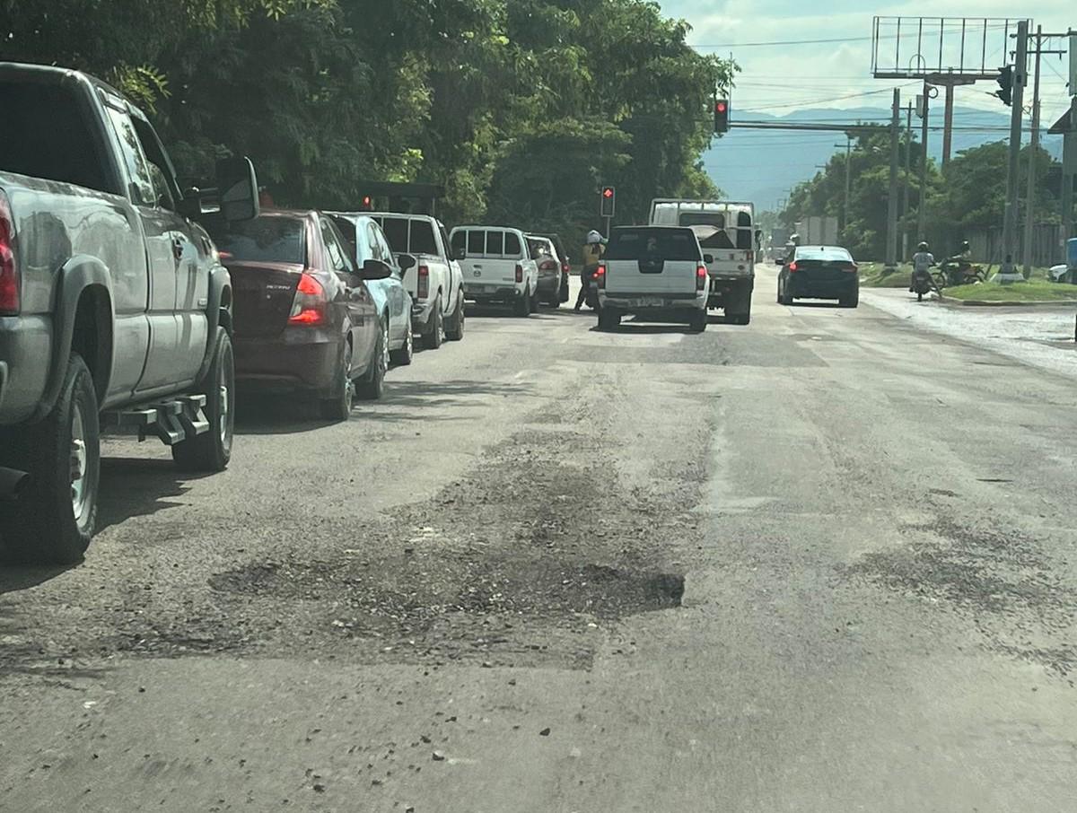 Con llantas y ramas alertan de baches en el segundo anillo de SPS