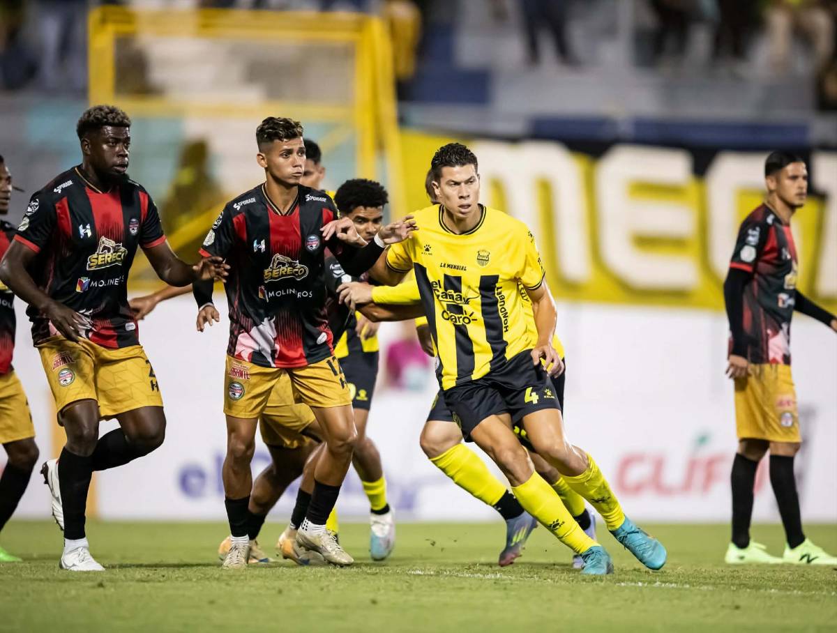 Futbolista sorprende a su bella novia, beso, fiesta del Real España y susto