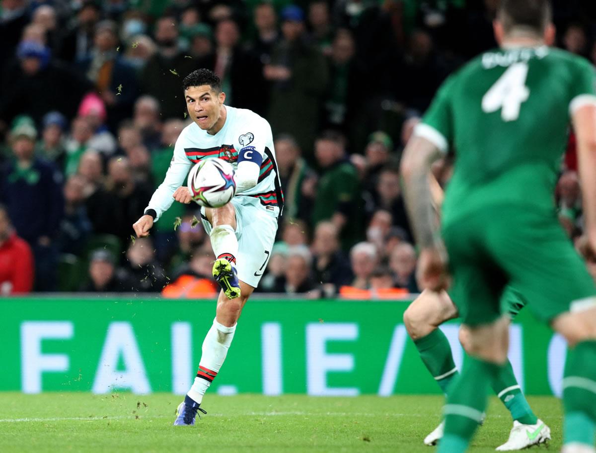 Cristiano Ronaldo realizando un disparo a la portería de Irlanda.