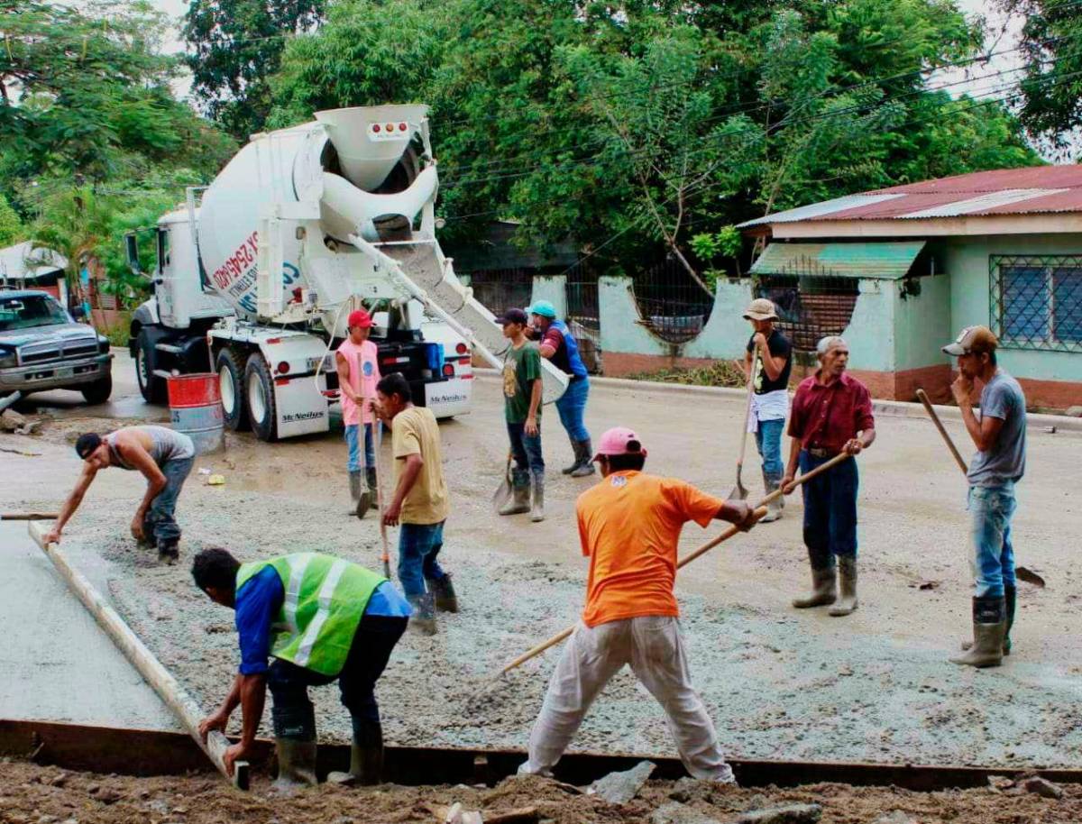 Después de 55 años, vecinos verán pavimentada la quinta calle de Chamelecón