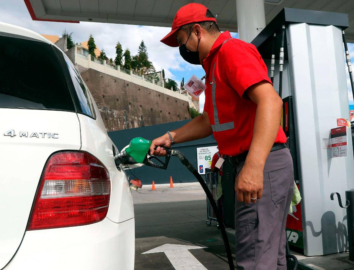 A L107.88 baja hoy el galón de la gasolina superior