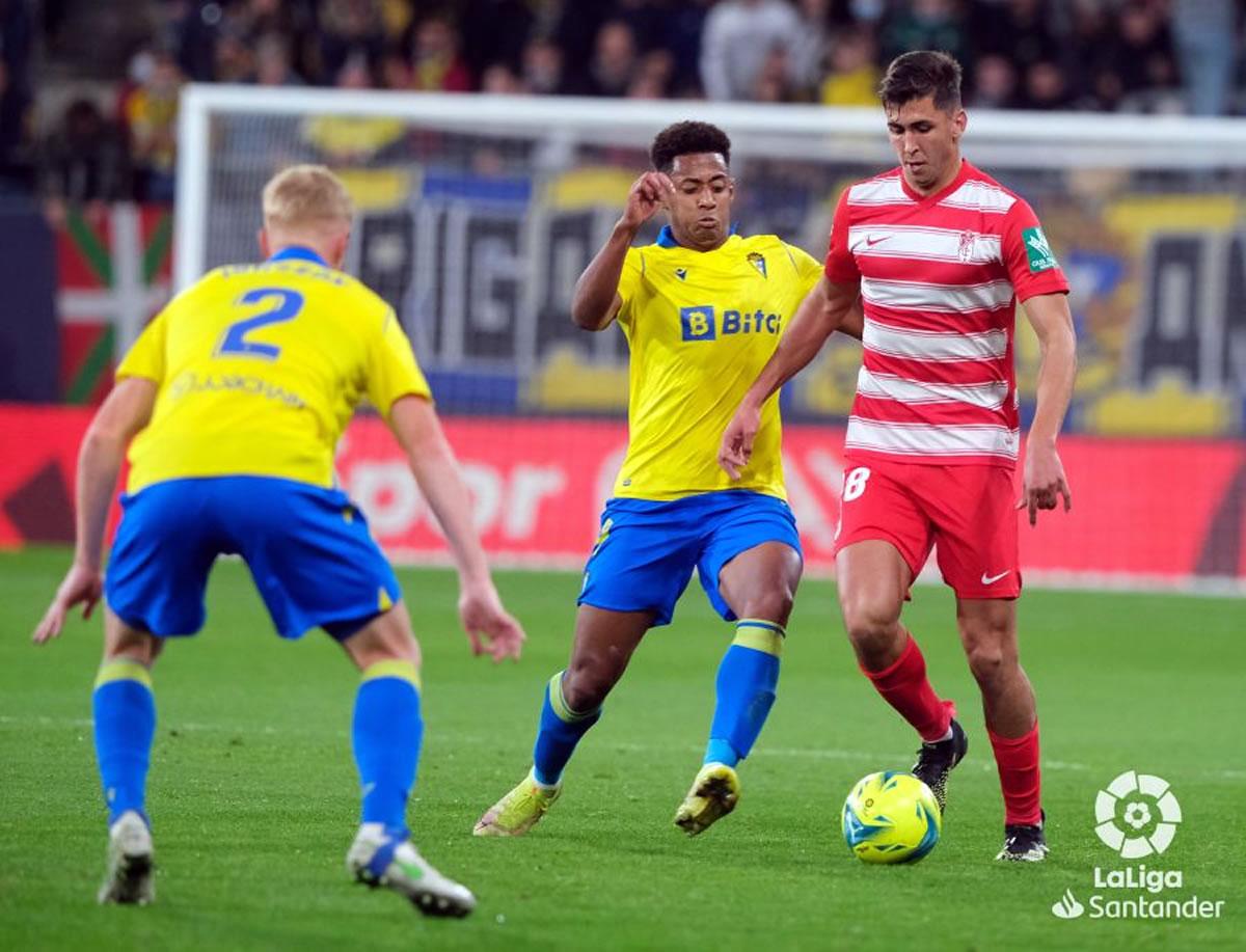 ‘Choco’ Lozano intenta robarle el balón al defensa del Granada, Raúl Torrente.