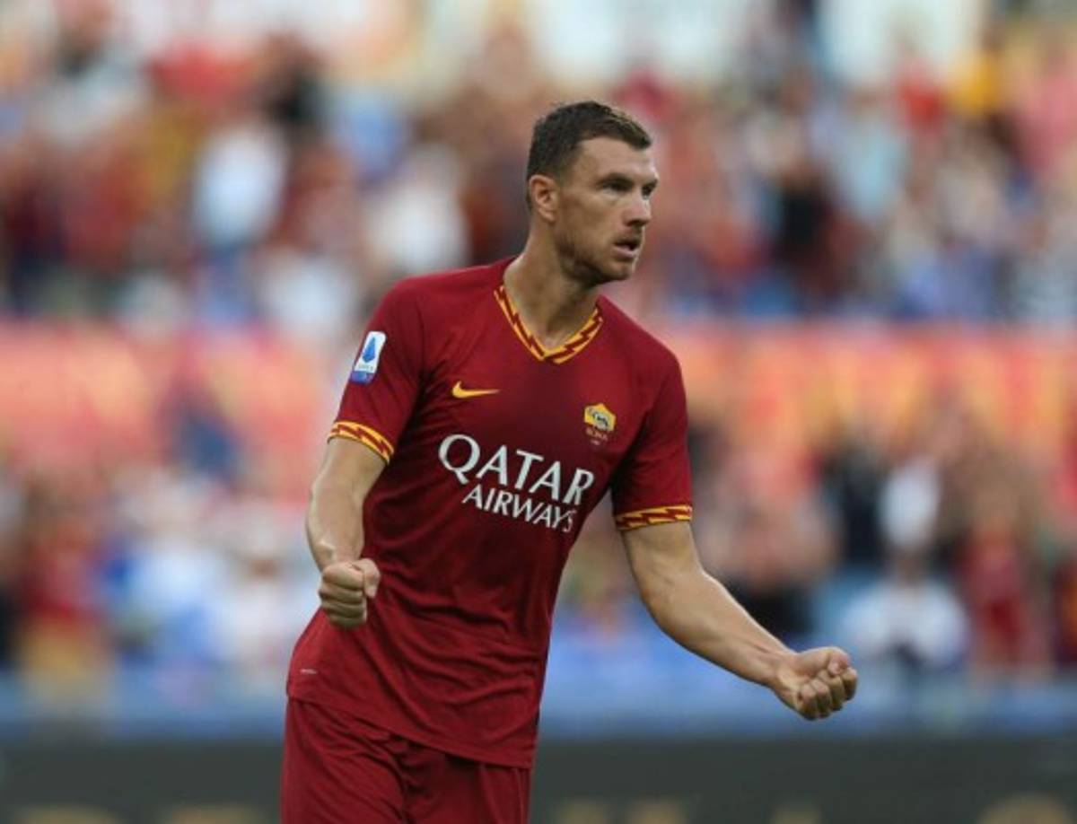La Juventus está cada vez más cerca de hacerse con el fichaje de Edin Dzeko. El delantero centro bosnio le habría dado el visto bueno al conjunto bianconero, que pagaría alrededor de 10 millones de euros a la Roma para hacerse con sus servicios. El salario del jugador seguiría siendo el mismo: 7,5 millones de euros por temporada, según informa Il Corriere dello Sport.