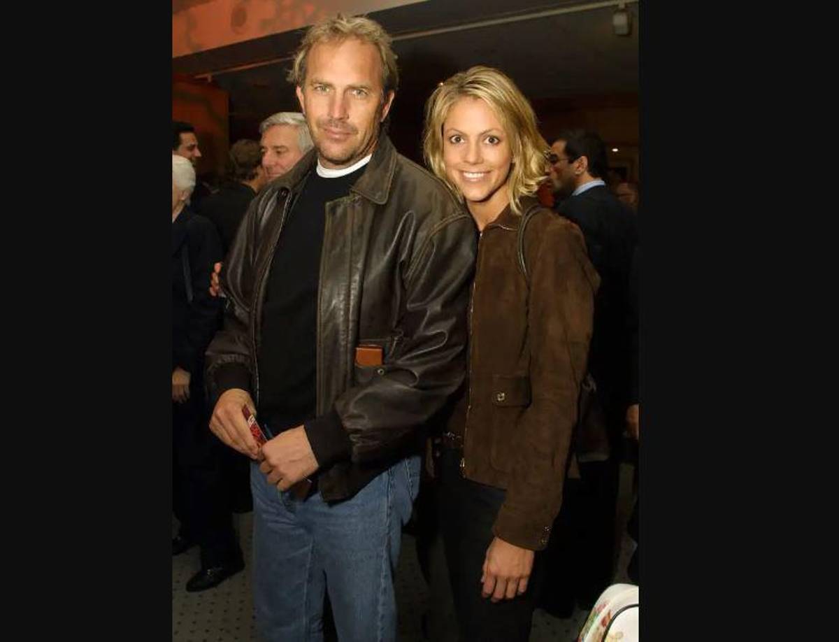 1990. La pareja se conoció originalmente en un campo de golf cuando Kevin Costner estaba ensayando para su papel en “Tin Cup”. Sin embargo, el actor estaba casado con Cindy Silva en ese momento.