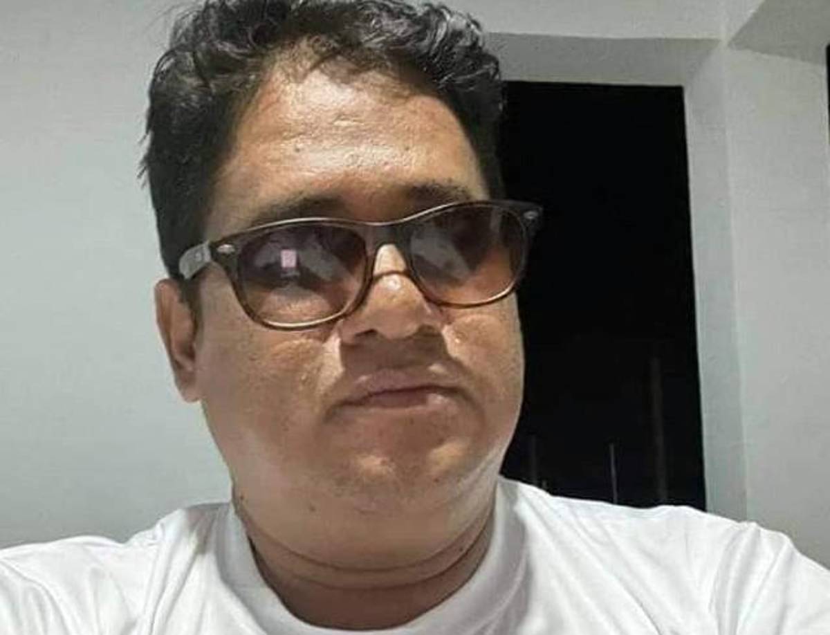 El cuerpo del togado quedó tendido a la orilla de la carretera a unos metros de su carro, por lo que se presume que, cuando el criminal lo bajó del carro, Asten intentó escapar, pero fue alcanzado por la ráfaga de disparos. 