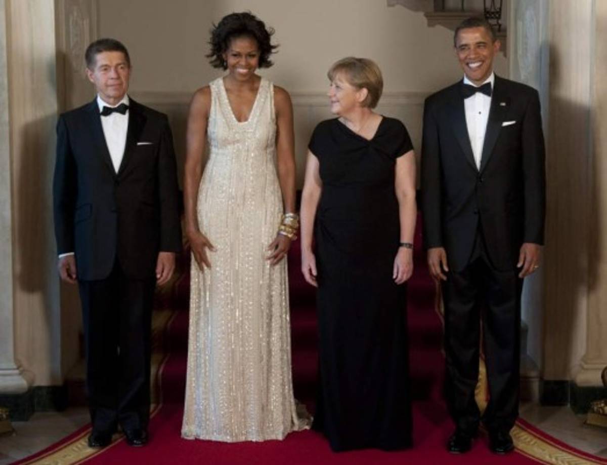 Esta vez en honor a Alemania, Michelle Obama volvió a confiar en Naeem Khan y apareció con este glamuroso conjunto de escote en V decorado con cuentas plateadas e hilo metálico.