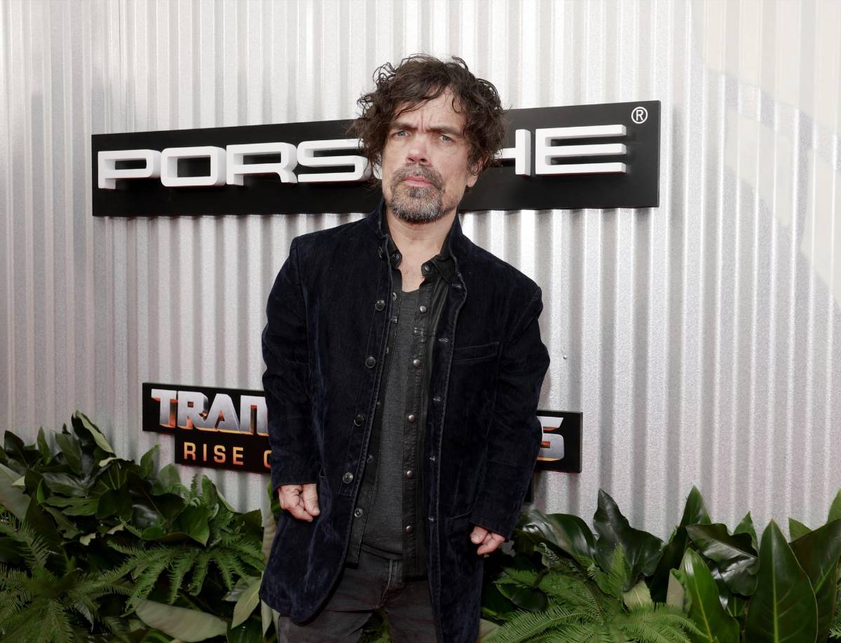 Peter Dinklage es la voz de uno de los villanos principales: Scourge, el líder de los Terrorcons. En el tráiler puede verse al malvado robot mientras lucha contra el querido autobot Bumblebee. Es un feroz cazador y se transforma en un camión maderero Black Kenworth.