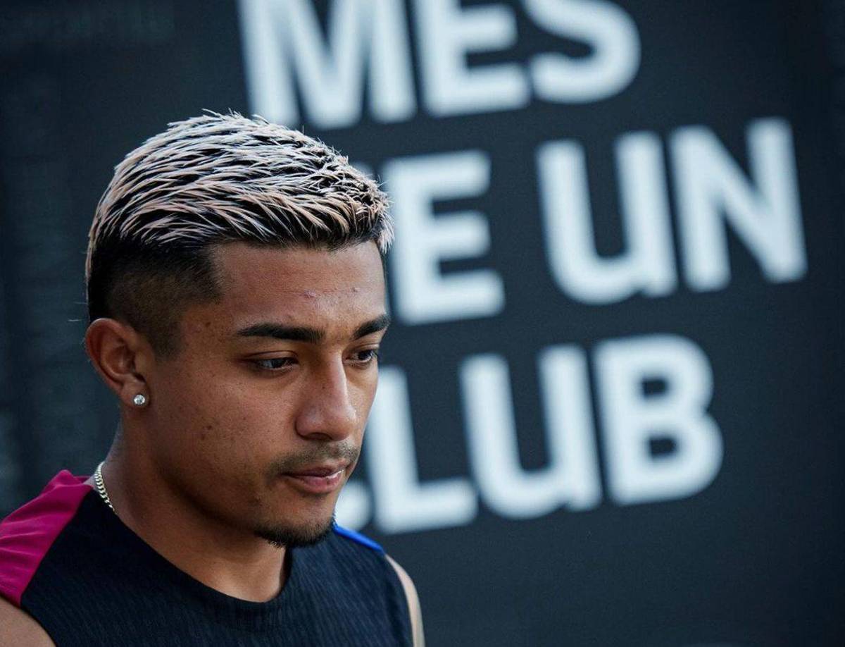 Julián Vicente Araujo: El lateral derecho aparece en la lista de los jugadores que se marcharán del FC Barcelona. 