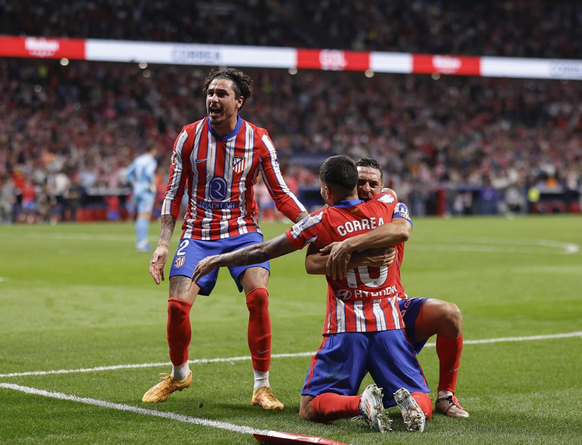 Los jugadores del Atlético de Madrid celebran el gol del empate de Ángel Correa ante el Real Madrid.