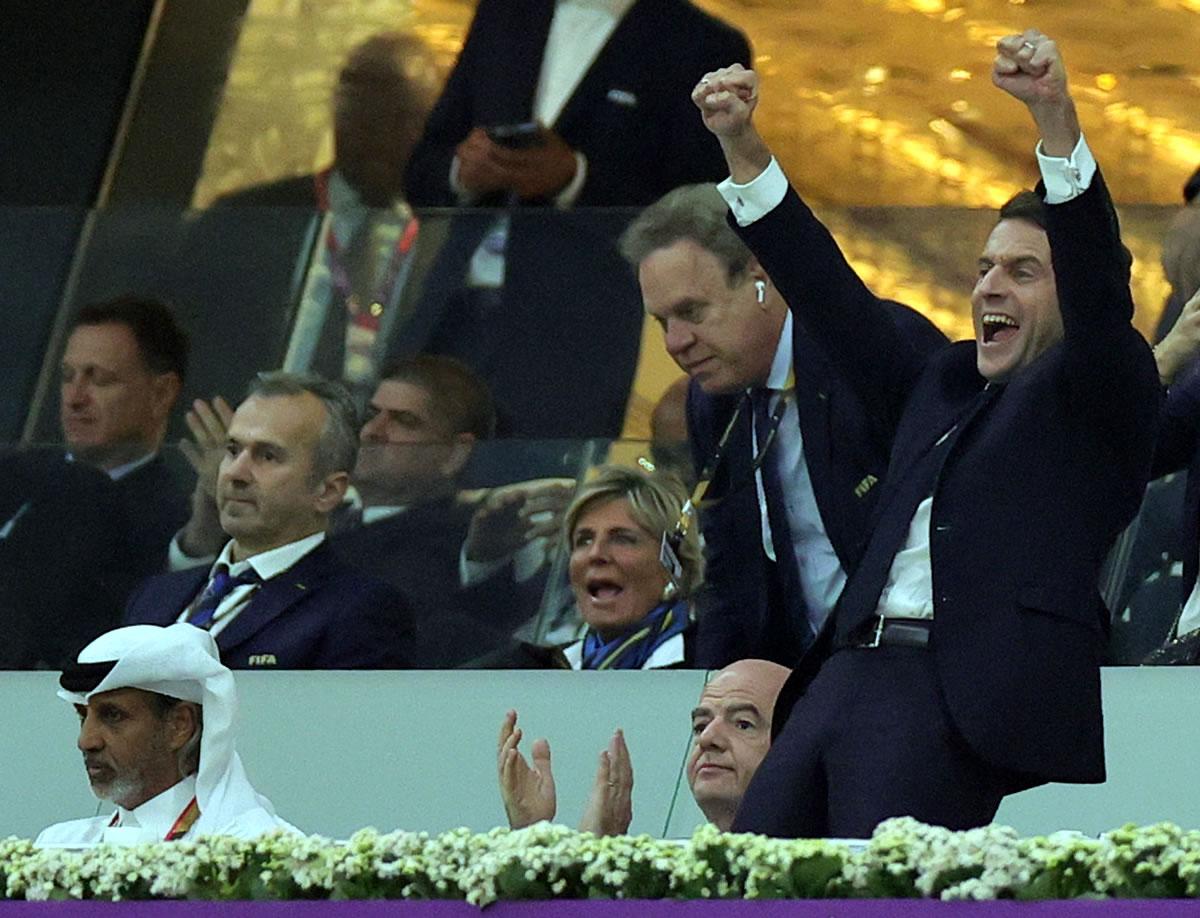 El presidente de la República de Francia, Emmanuel Macron, celebrando eufórico el pase de la selección gala a la final del Mundial, mientras Gianni Infantino, presidente de la FIFA, aplaude.