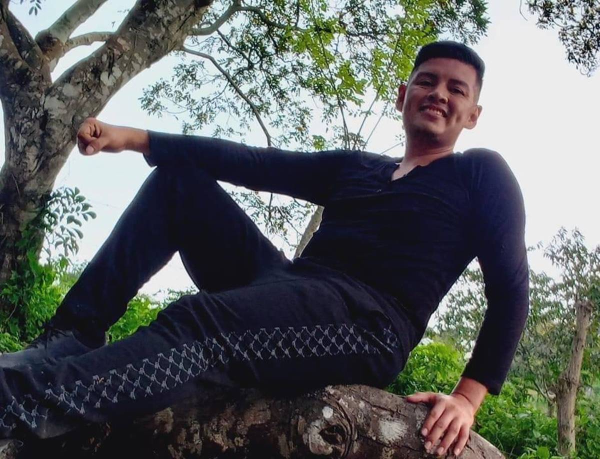 Sus restos descansan en el cementerio cercano a la casa de su madre, doña Silvia, quien durante el velorio repetía “Ay, hijo, despierta”, mientras veía el féretro.