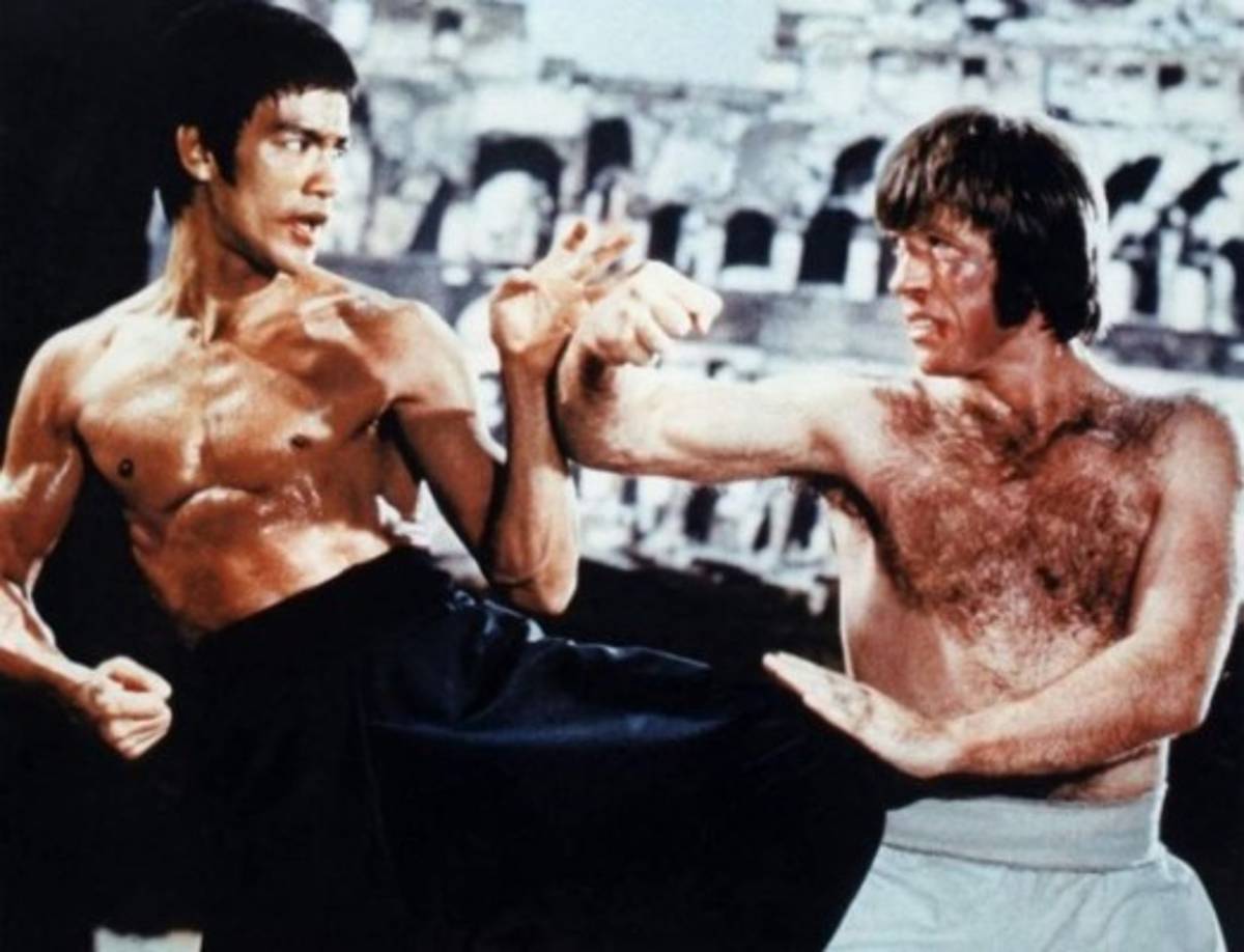 En 1972, el mítico Bruce Lee le ofreció el papel de antagonista en El furor del dragón. Ambos se enfrentarían en una pelea de más de diez minutos en el Coliseo de Roma, la primera y única vez en la que Chuck fue el villano y la primera y única vez que perdería una pelea.<br/>