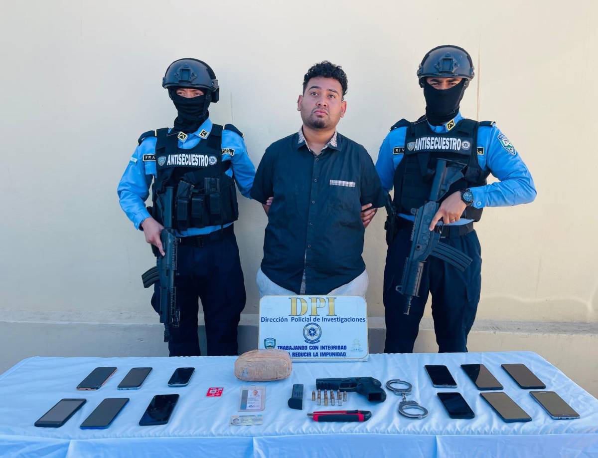 Entre los decomisado a Yadir, está un envoltorio café, conteniendo en su interior, supuesta marihuana.