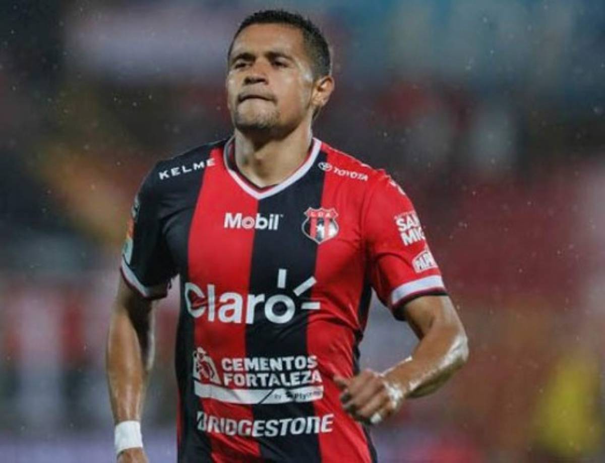 Roger Rojas: El delantero hondureño podría tener sus horas contadas como jugador de la Liga Deportiva Alajuelense de Costa Rica ya que el propio presidente Fernando Ocampo del club manudo ha revelado el interés de varios clubes por ficharle, se conoció que el Independiente Santa Fe de Colombia y en Asia lo quieren. 'Estamos contentos con las ofertas que tenemos por Rojas', dijo.