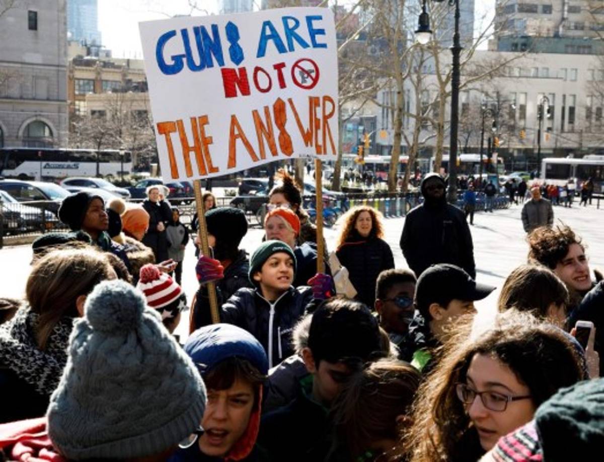 La propuesta inicial de Trump de elevar la edad mínima de 18 a 21 años para la compra de armas pareció esfumarse después de dos reuniones del presidente con la influyente Asociación Nacional del Rifle (NRA, en inglés).