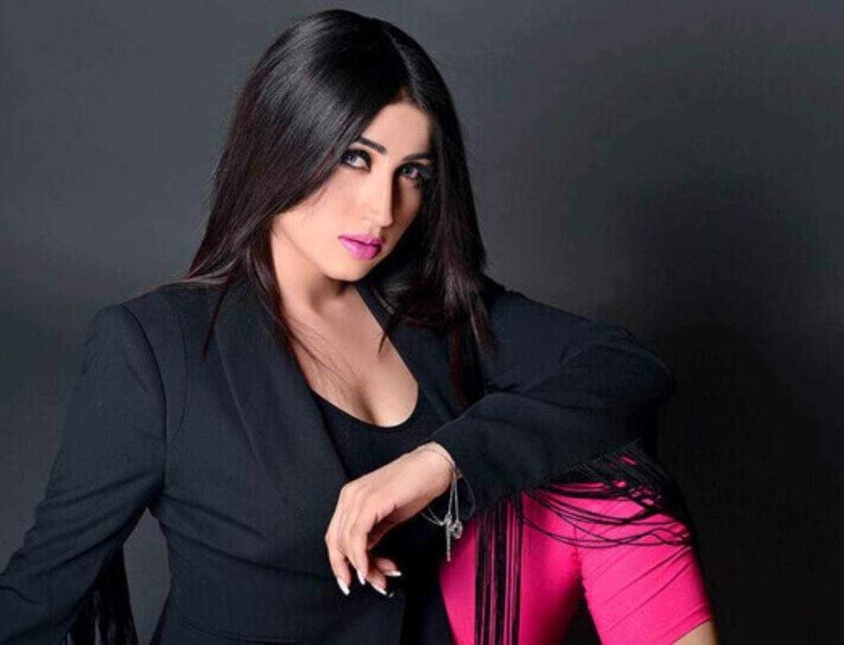 La Kim Kardashian de Pakistán estrangulada por su hermano. Qandeel Baloch, conocida como la Kim Kardashian de Pakistán por sus selfis sugerentes en las redes sociales, murió estrangulada por su hermano en este país musulmán conservador. La joven Baloch, comparada a menudo con la mediática estrella estadounidense, 'fue estrangulada por su hermano', declaró a la AFP Sultan Azam, un oficial de la policía de la ciudad de Multan, en el centro de Pakistán. 'Al parecer se trata de un 'crimen de honor'', agregó la fuente, que precisó que fue la familia la que lo denunció a la policía.