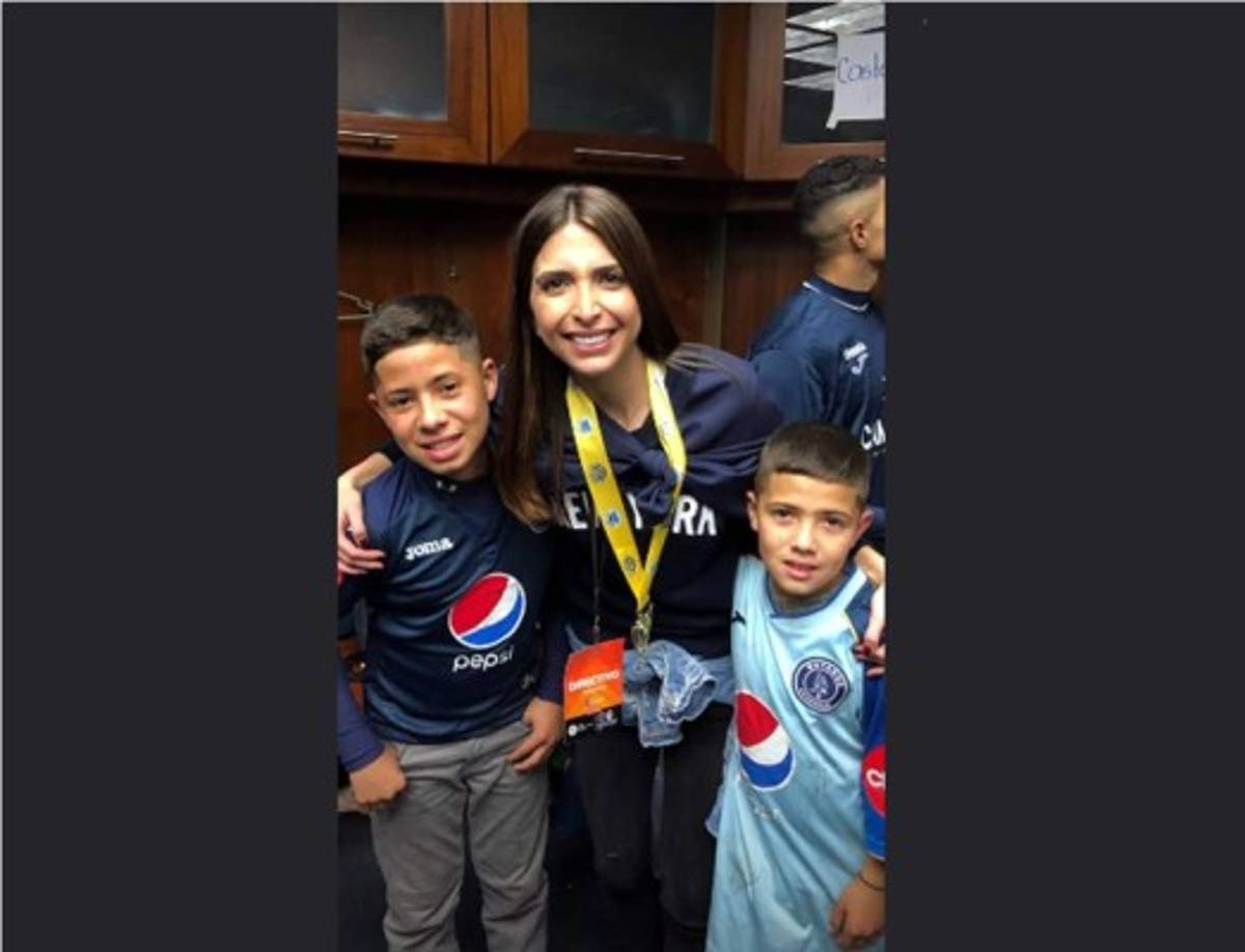 Andrea Atala posando con los pequeños aficionados del Motagua, los hermanos Villalta, Kevin y Edwin.