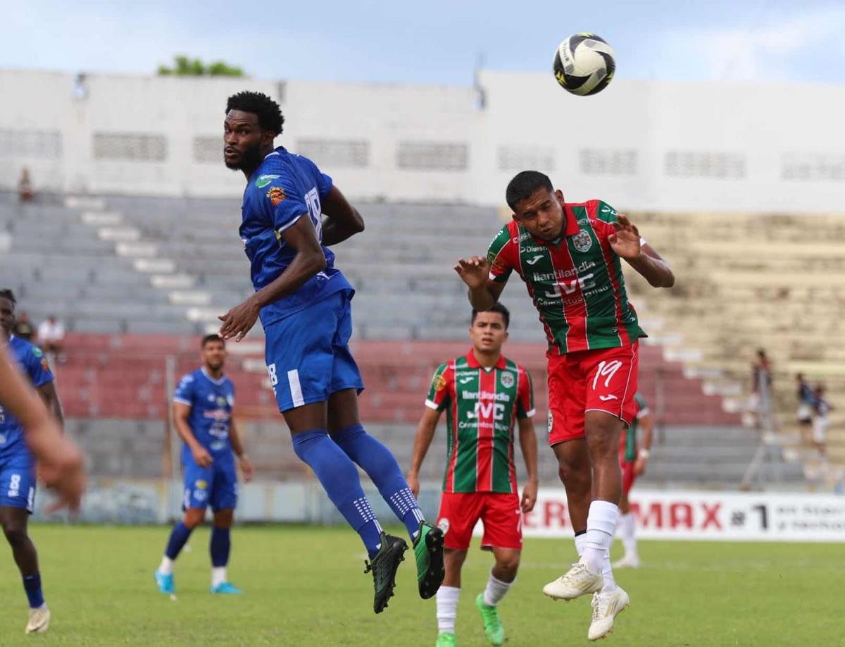 Javier Aguilera del Marathón ganando el balón con la cabeza.