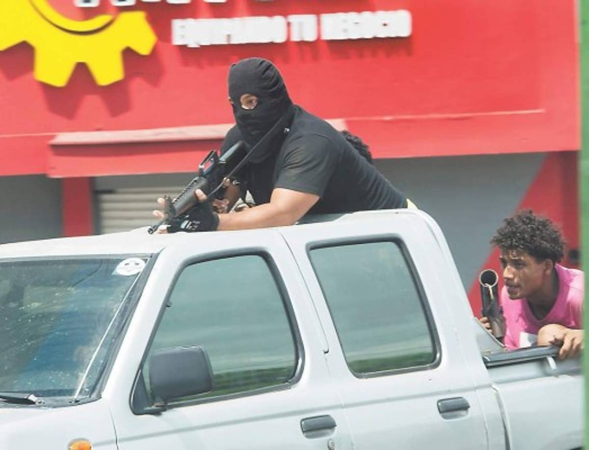 '¡No disparen, aquí hay niños!', 'quieren quitar las barricadas a punta de balas', denunciaron en un video pobladores del barrio Maria Auxiliadora, uno de los siete lugares que han sido asediados por antimotines y paramilitares./ Foto: La Prensa de Nicaragua.