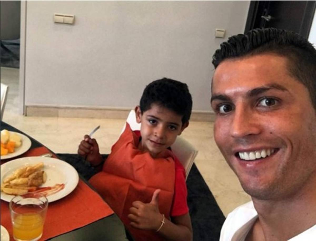 Almuerzo de Cristiano Ronaldo junto a su hijo.