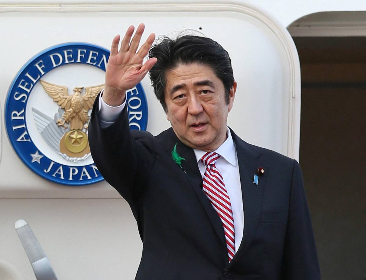 Abe se dio a conocer en el extranjero por su estrategia de reactivación económica, conocida como los “abenomics”, lanzada a partir de 2012, en la que mezclaba flexibilización monetaria, una masiva reactivación presupuestaria y reformas estructurales.