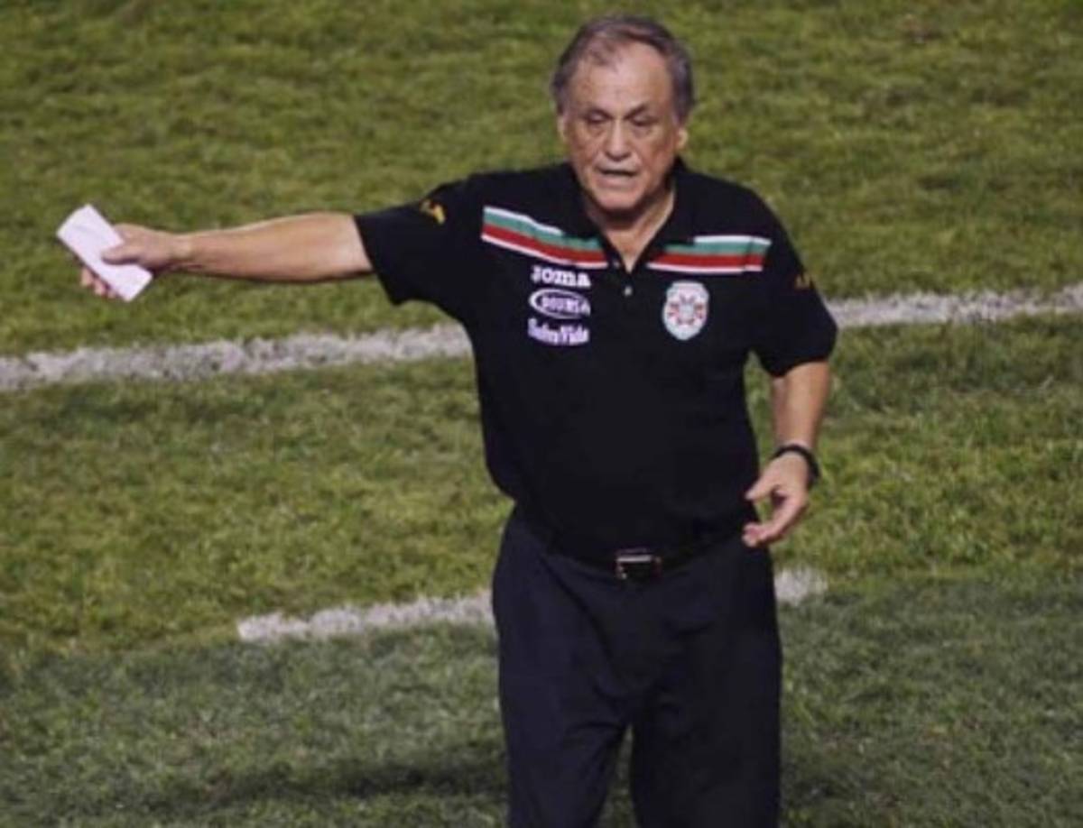 Se declaraba un desdichado en el amor, decía que no le podía ir bien con las mujeres porque siempre estuvo casado con el fútbol; sin embargo, deja seis hijos, todos mayores de edad y dos de ellos ligados al fútbol, uno como directivo (Francisco Herrera) y otro como periodista deportivo (Rudy Urbina).