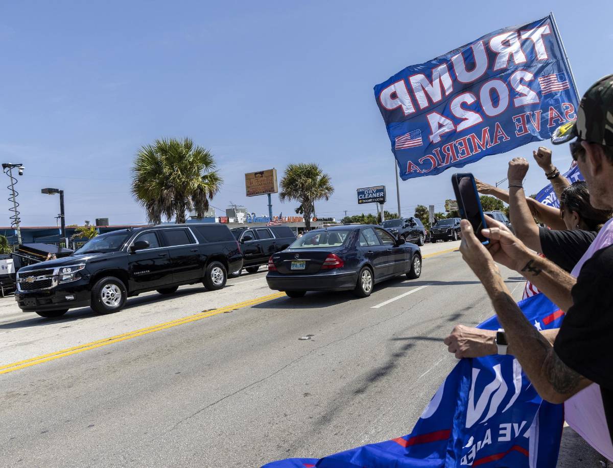 Menos de diez seguidores del expresidente Donald Trump (2017-2021) se han reunido este lunes para mostrarle su apoyo frente a la Torre Trump, situada en la Quinta avenida de Manhattan y donde el republicano tiene previsto llegar hoy previo a su comparecencia mañana ante un juez en Nueva York.