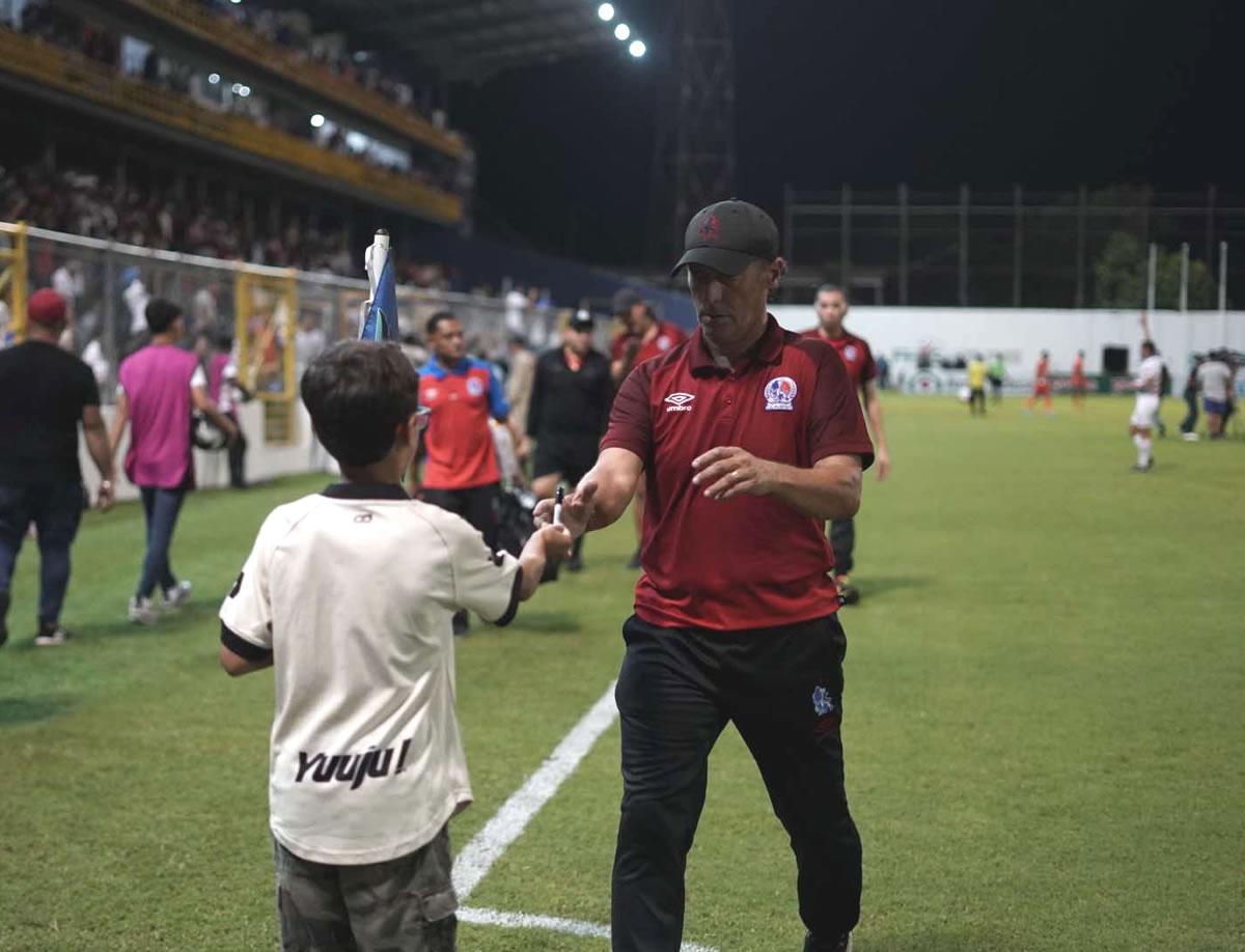 Tras el final del partido, Pedro Troglio tuvo un gran gesto. El entrenador del Olimpia se detuvo a firmar un autógrafo a este pequeño aficionado merengue.