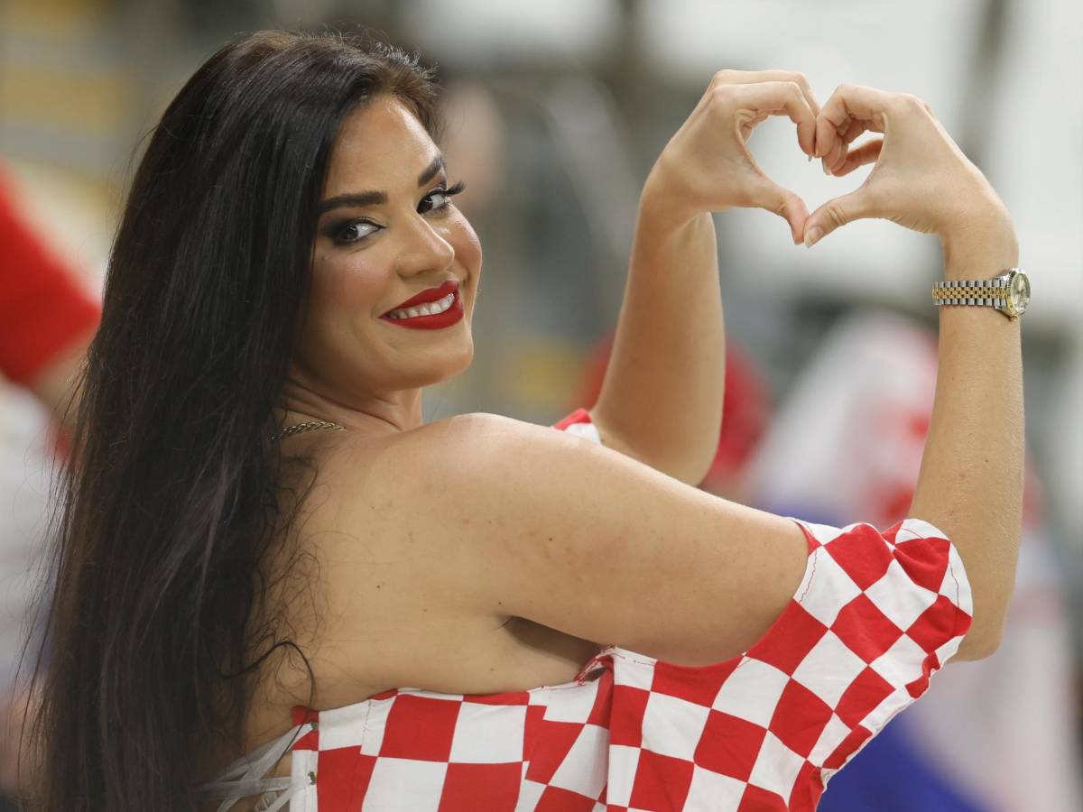 La hermosa Ivana Knoll apoyando a su amada selección de Croacia.