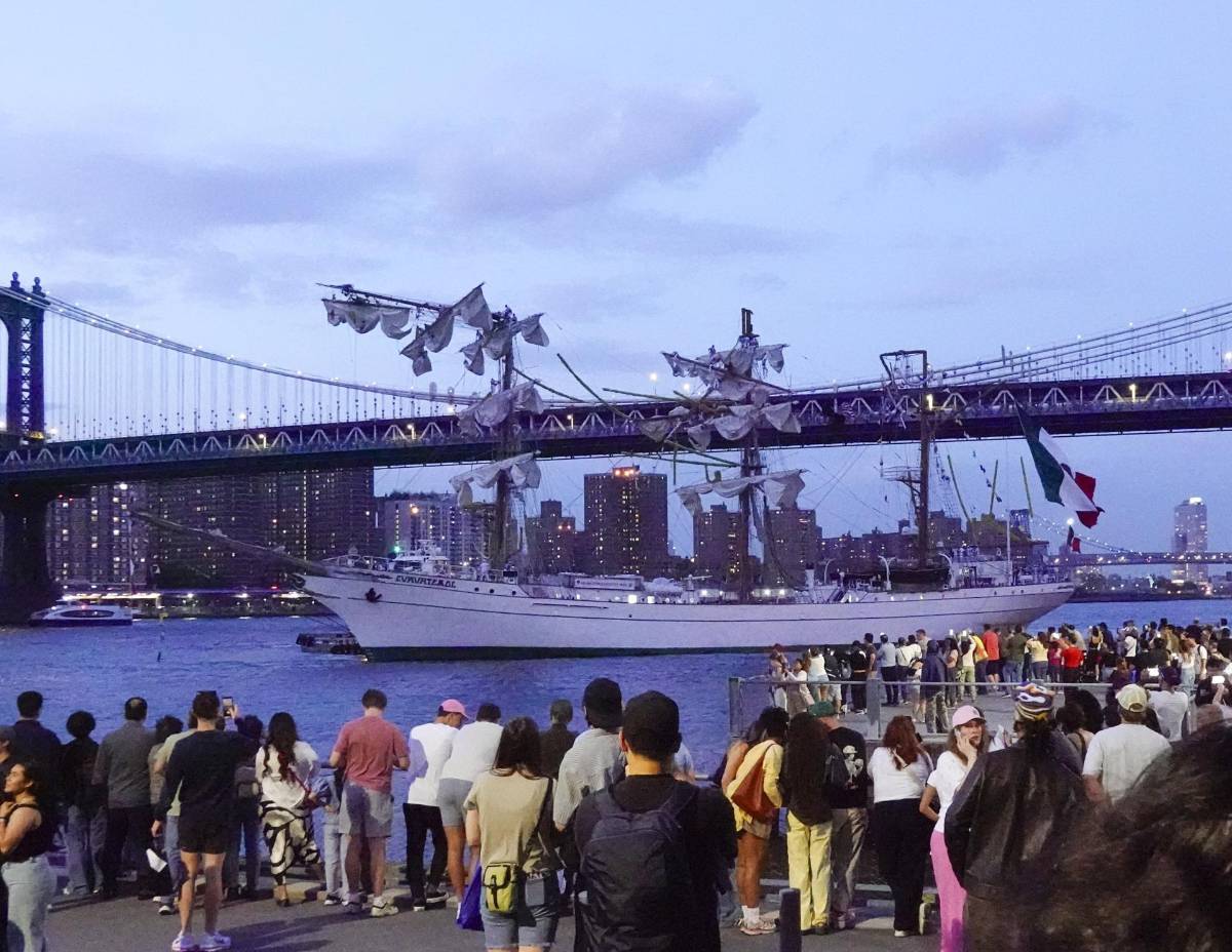 Escalofriantes imágenes del choque de buque mexicano contra el puente de Brooklyn