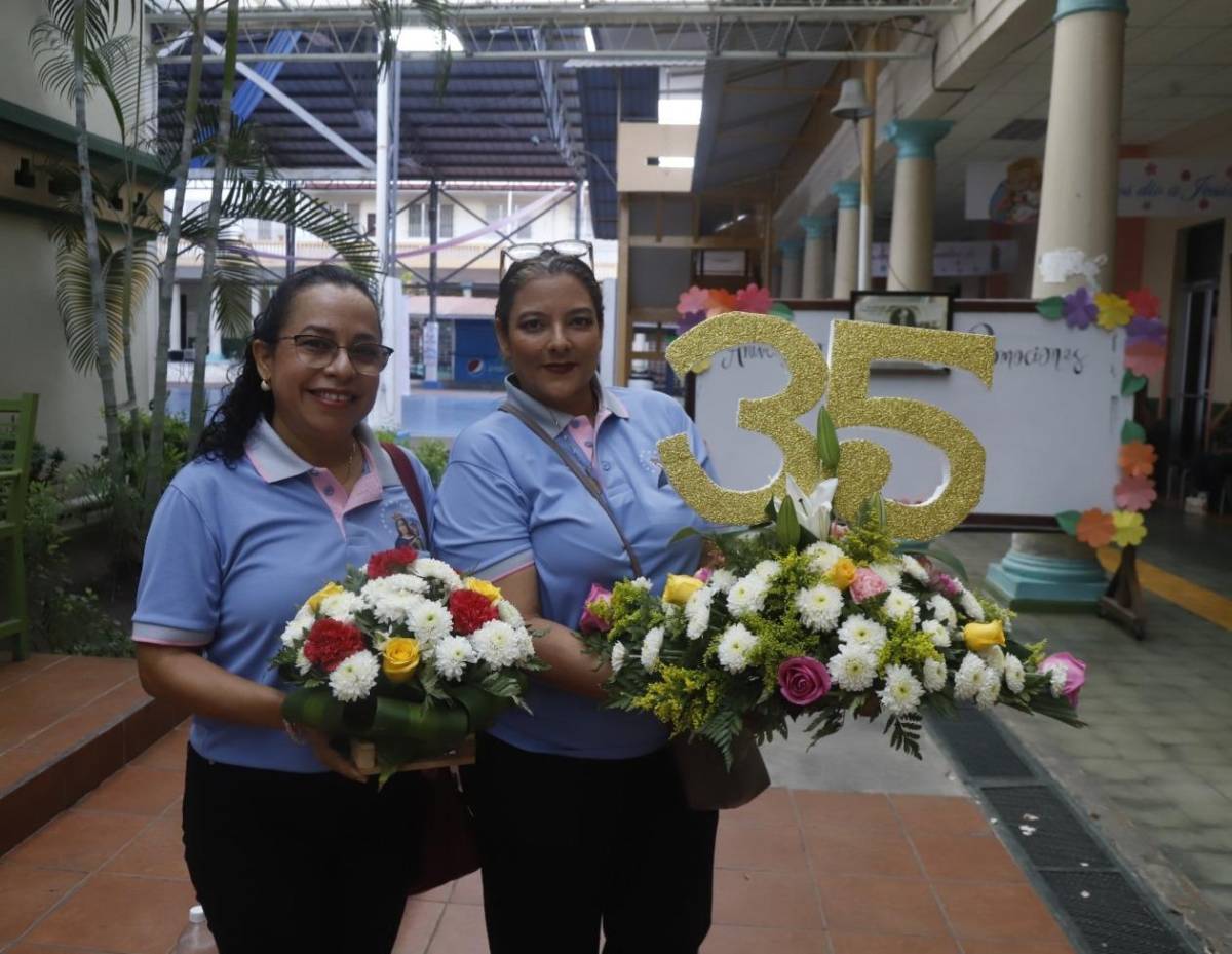 Egresadas del María Auxiliadora llevan flores a su amada Virgen