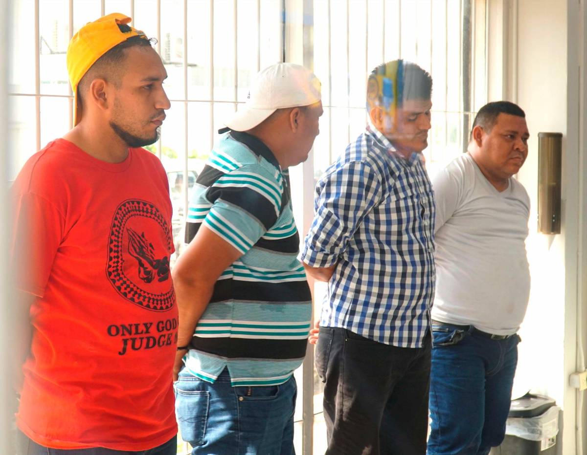 Quedan en prisión cuatro hombres capturados cuando asaltaban agencia bancaria