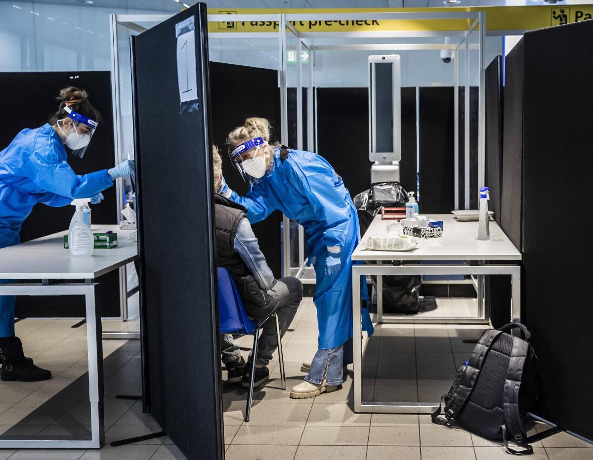 ¿Es más agresiva la ómicrón? ¿Sirven las vacunas? Esto es lo que se sabe sobre la nueva variante