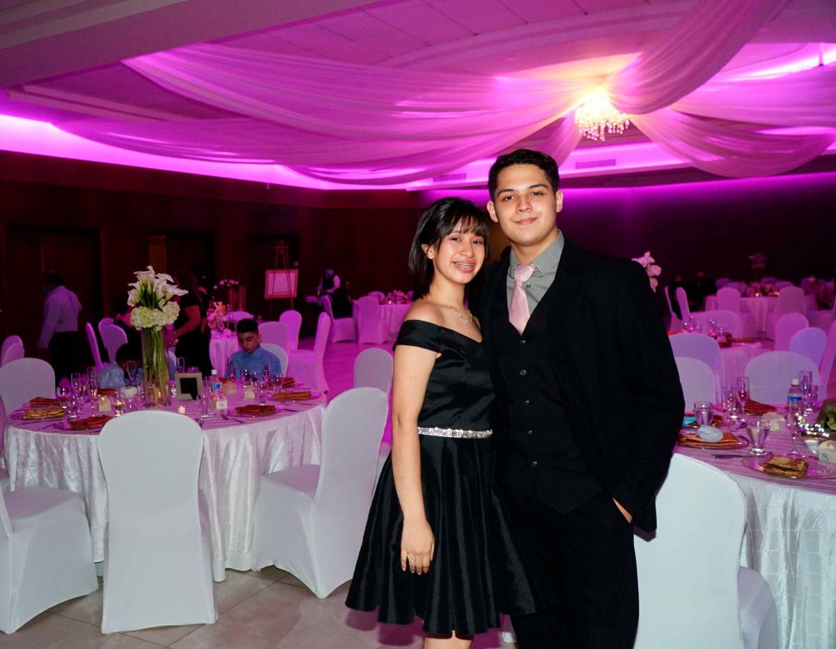 Llenos de promesas llegan al altar Rommel y Vanessa