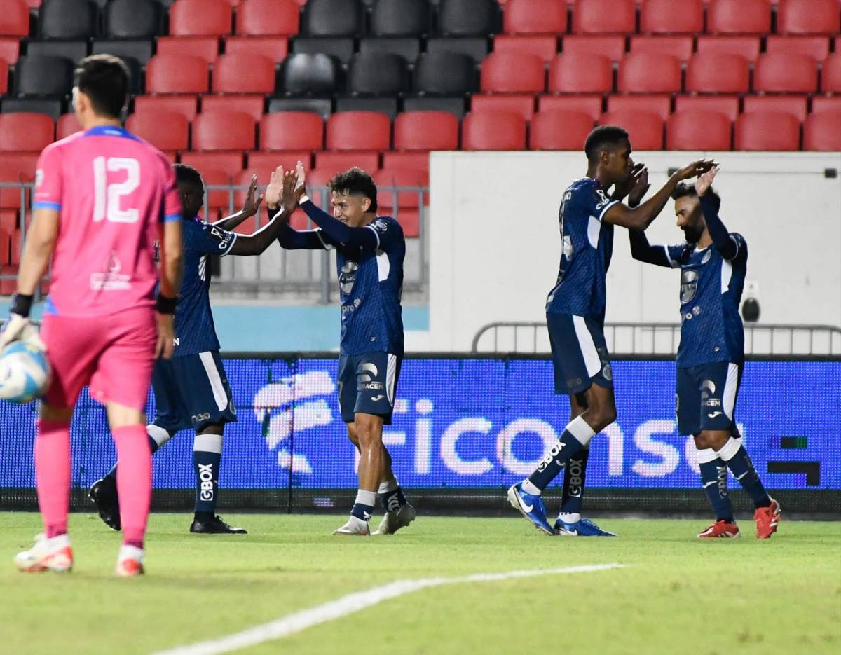 Jugador se estrella con muro y, ¿quién es el 'chelito' que debutó con Olimpia?