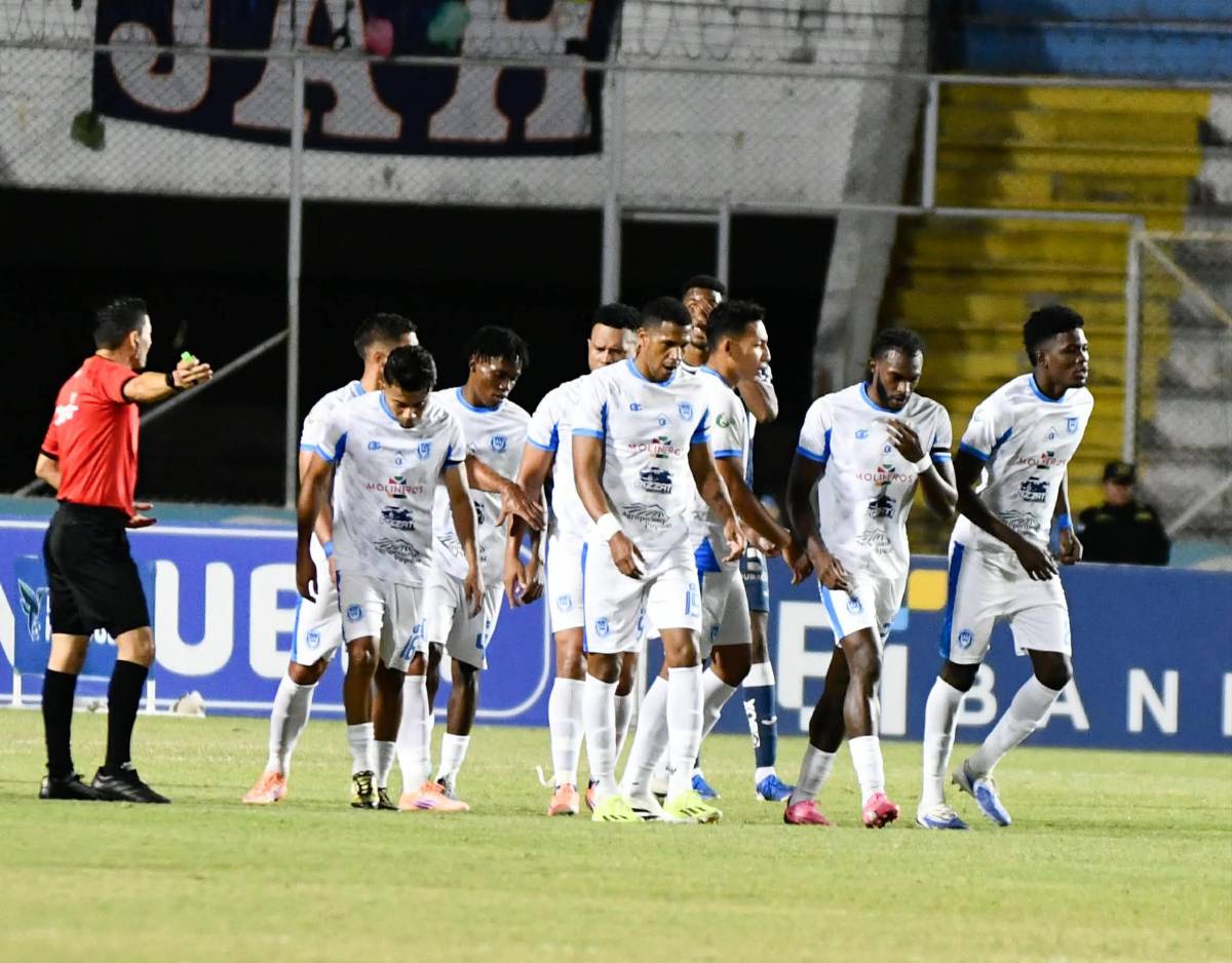 Jugador se estrella con muro y, ¿quién es el 'chelito' que debutó con Olimpia?