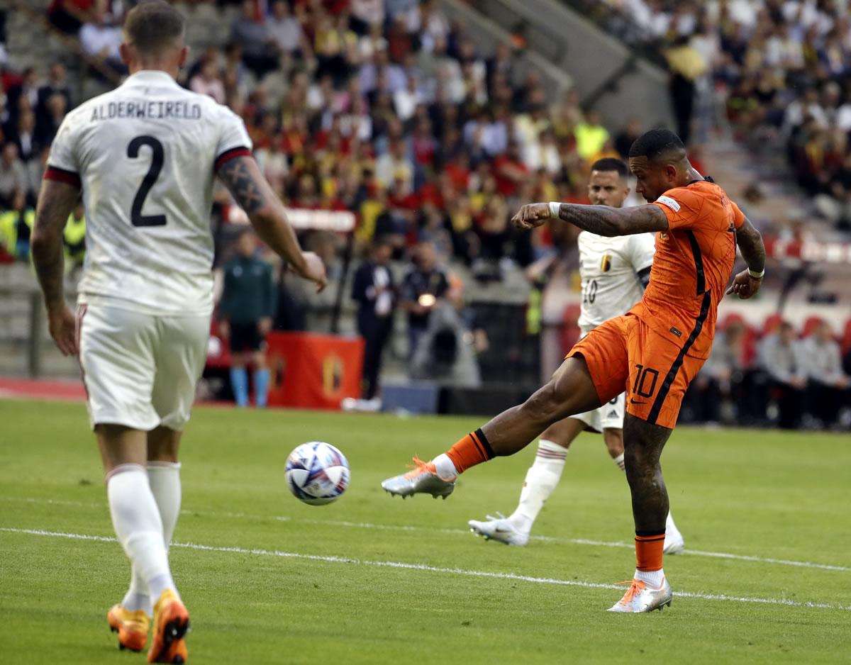 Con este fuerte derechazo marcó Depay su doblete.