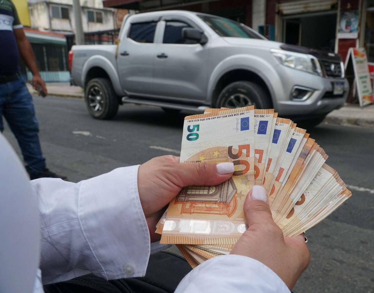 Remesas: Pierden L500 por cada 100 euros enviados desde España