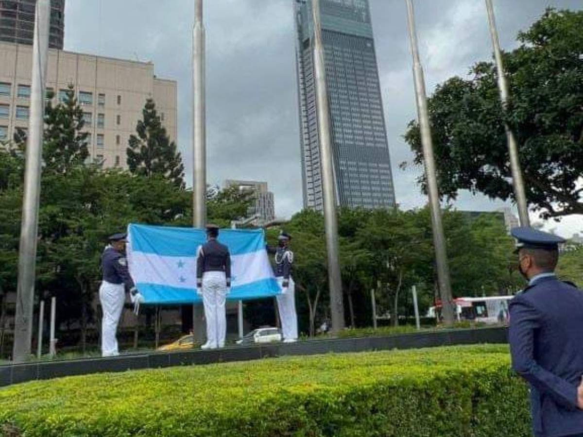 Bandera de Honduras fue izada en la plaza municipal de Taipéi