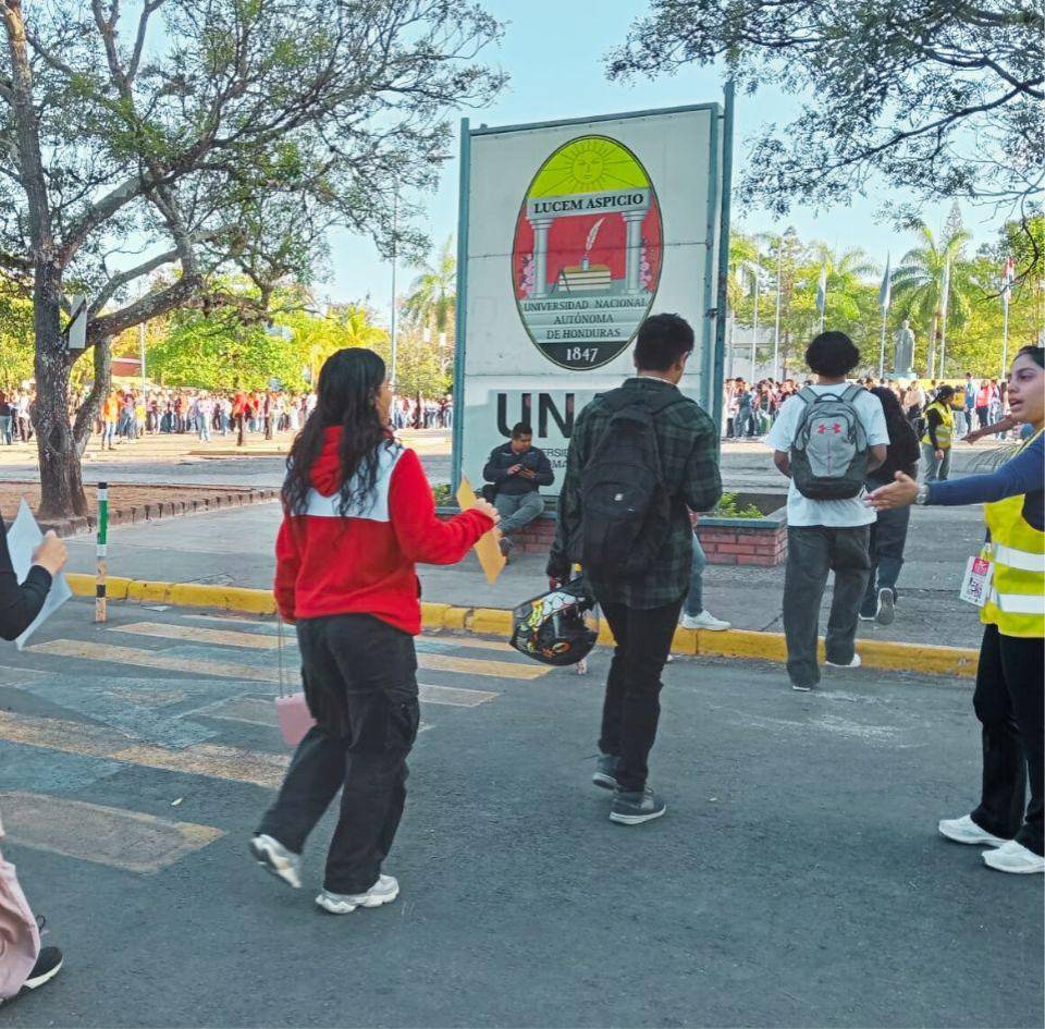 Otra fotografía de los jóvenes aspirantes a convertirse en estudiantes universitarios.