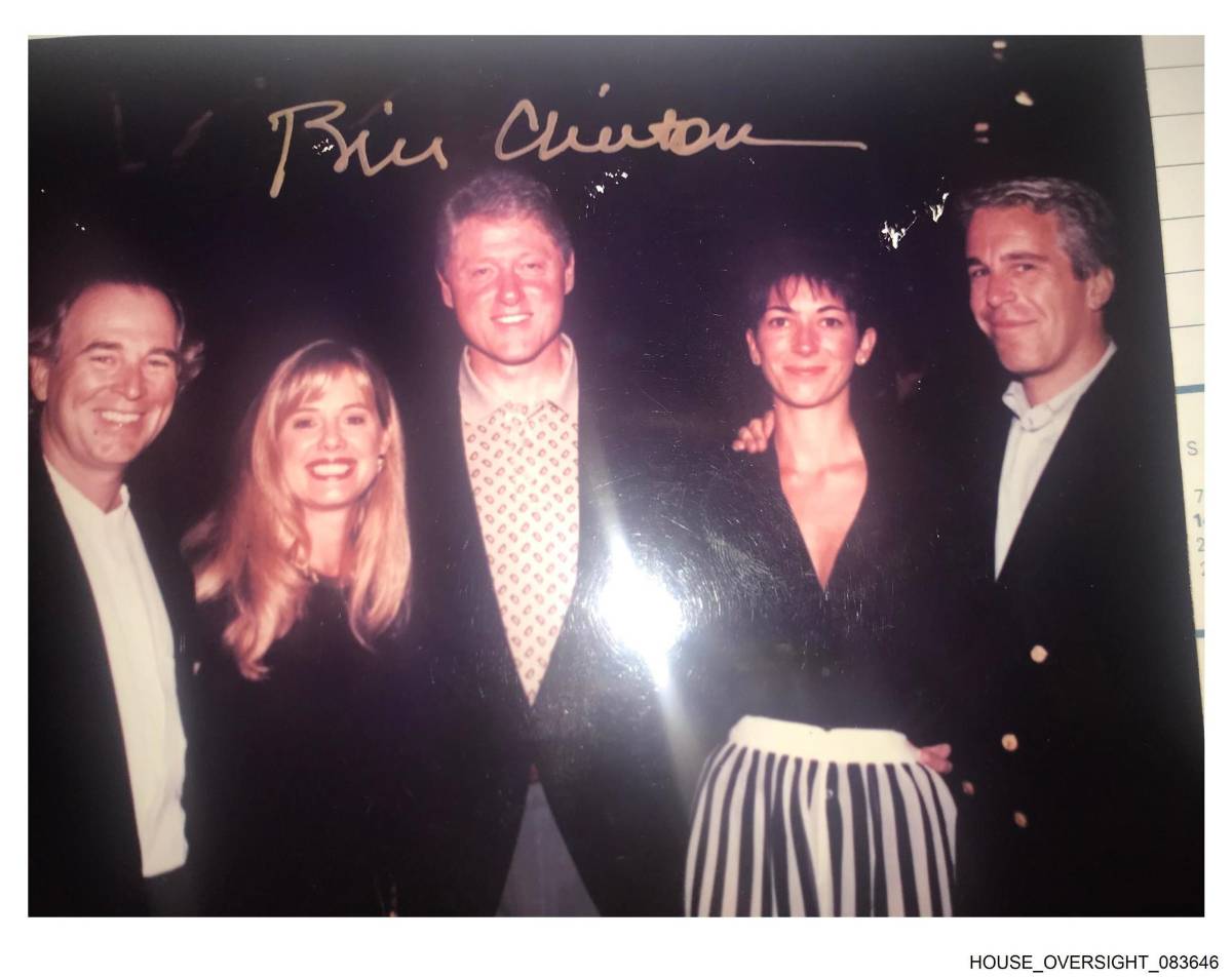 Los demócratas publican fotos de Trump rodeado de mujeres en la mansión de Epstein