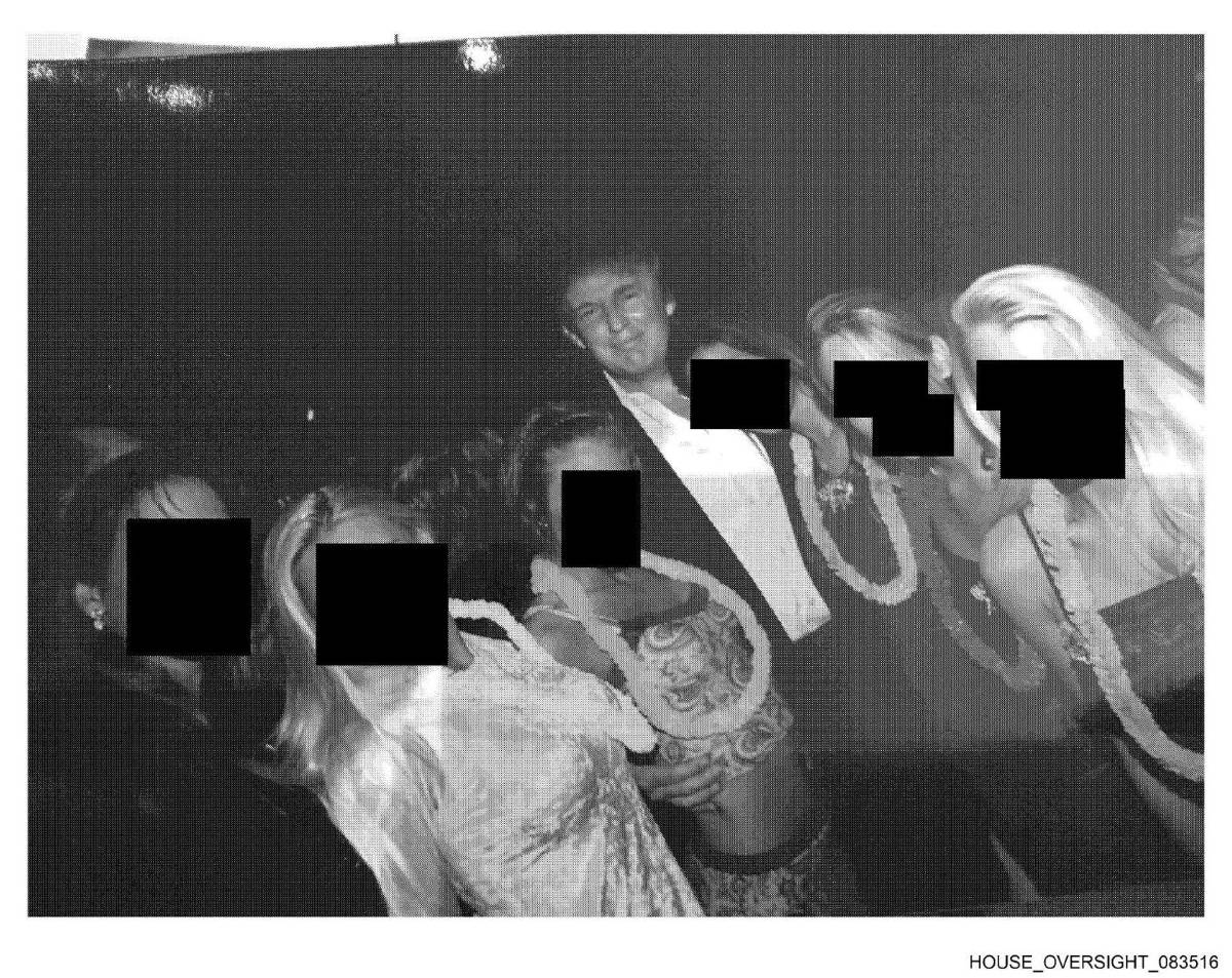 Los demócratas publican fotos de Trump rodeado de mujeres en la mansión de Epstein