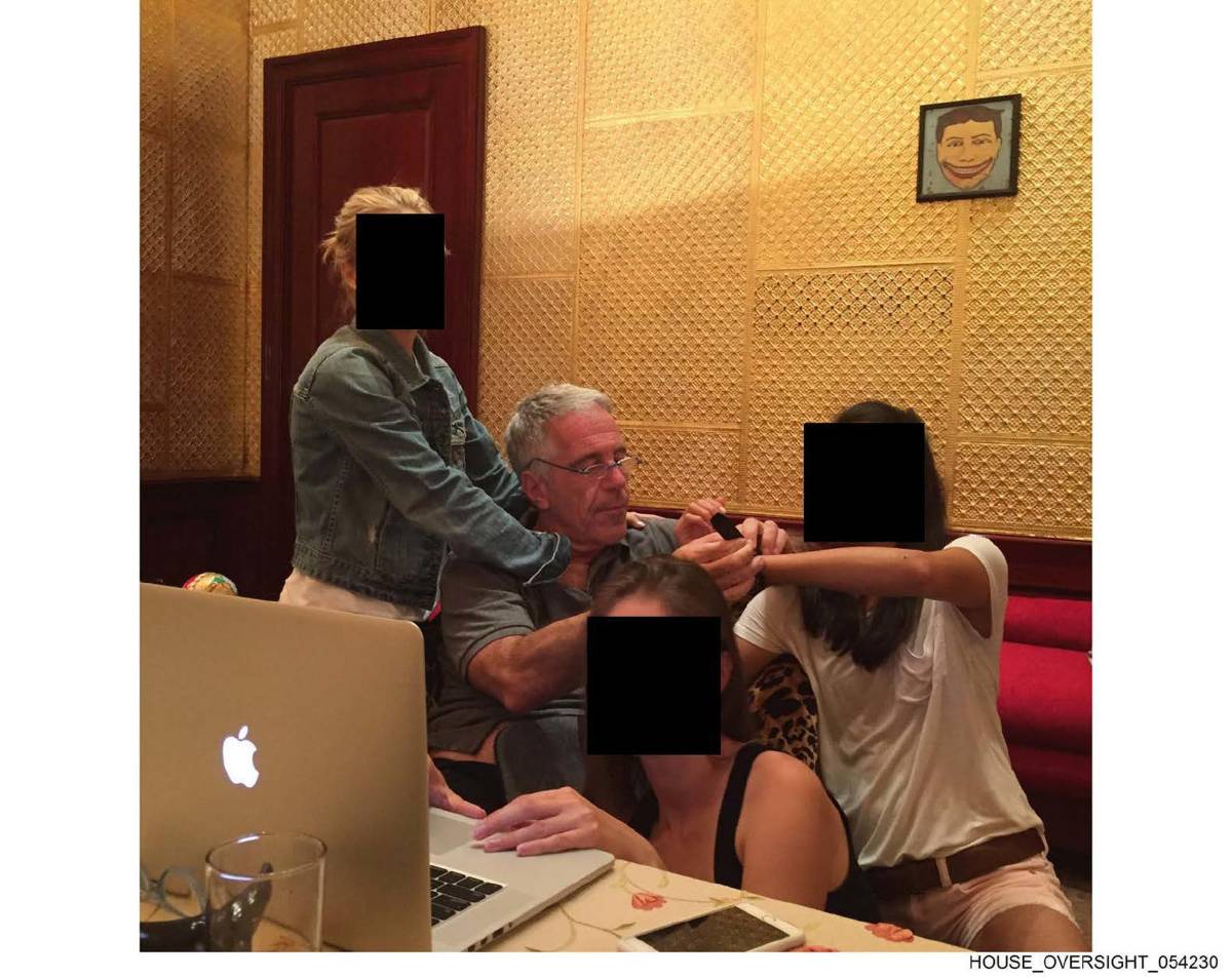 Chomsky, pasaportes y mensajes: Filtran nuevas fotos del caso Epstein
