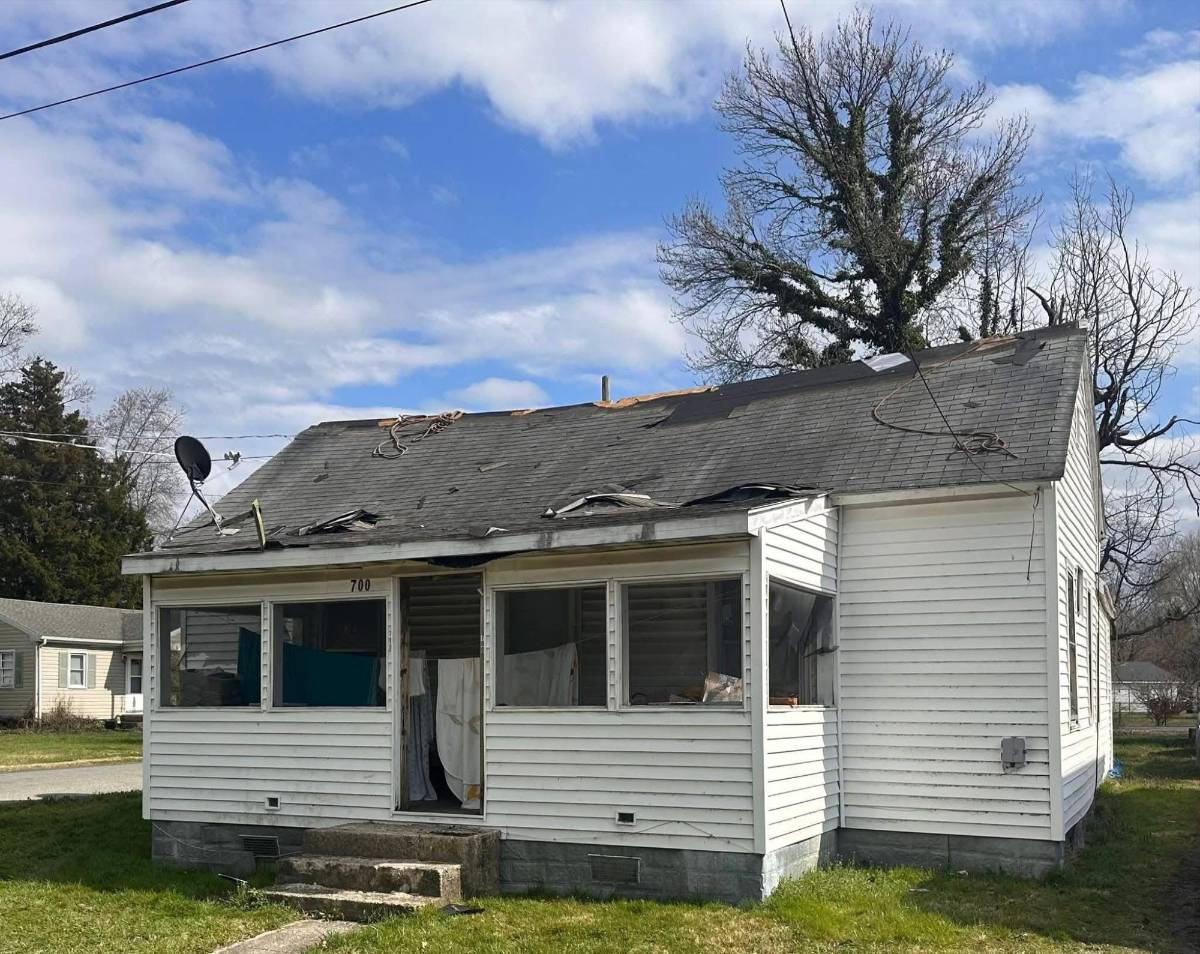 Contratan a migrantes para que les arreglen el techo y luego llaman a ICE para no pagarles