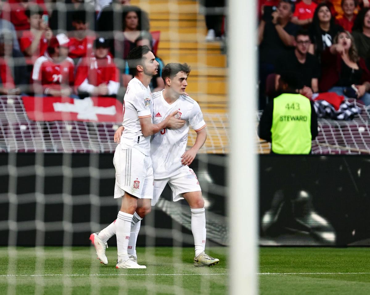 Pablo Sarabia celebra su gol con Gavi.