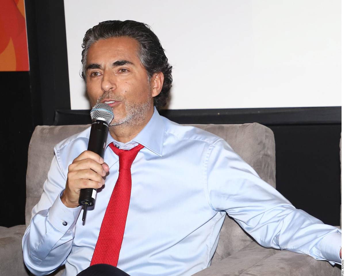 Le llueven críticas a Raúl Araiza por vacacionar tras salir positivo a covid-19