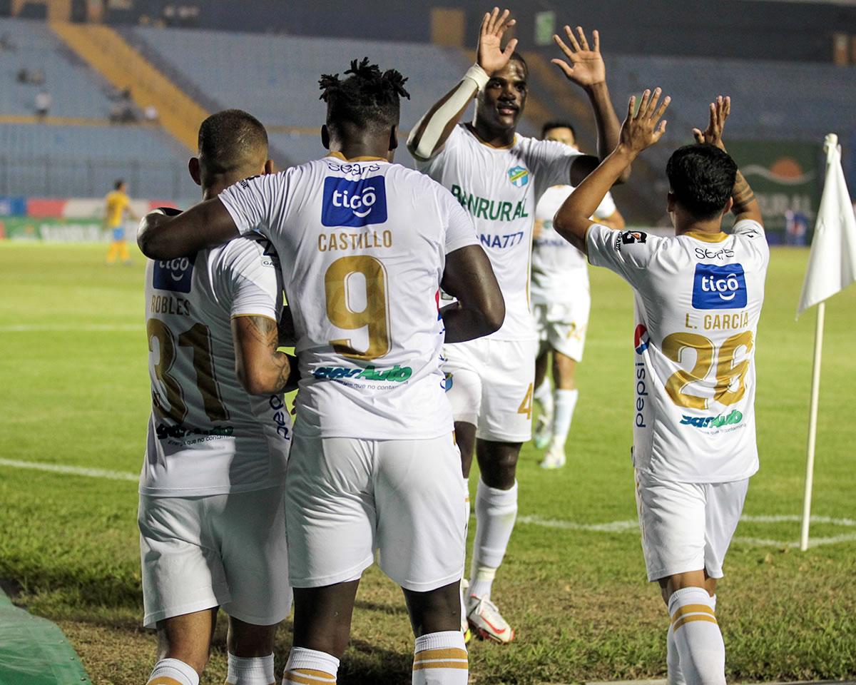 Rubilio Castillo fue felicitado por sus compañeros tras el gol.